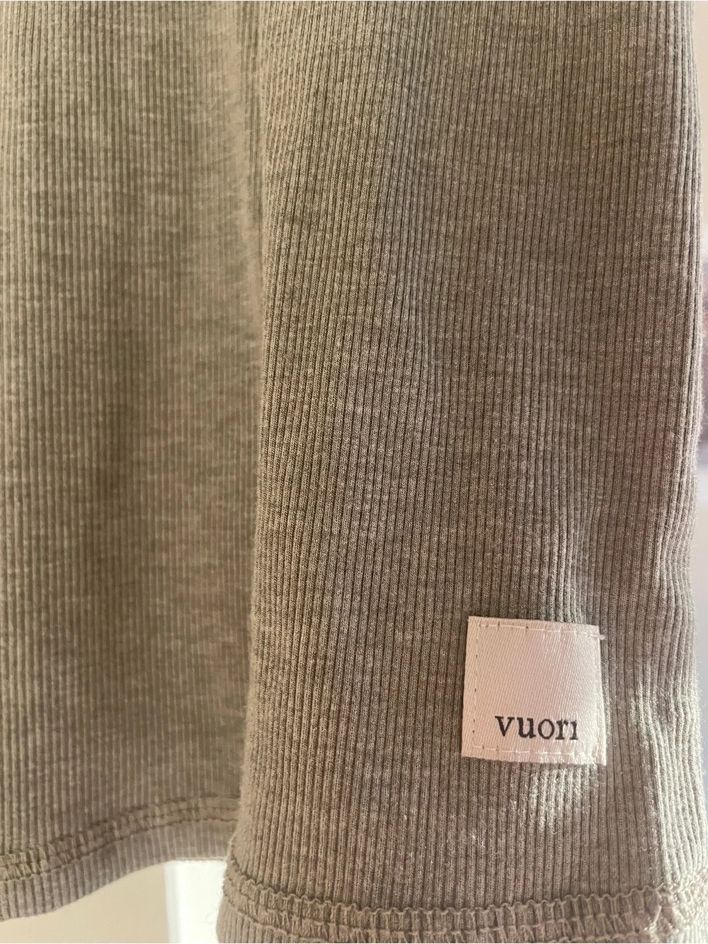 Vuori Pose Fitted Tee size Small olive green - Picture 2 of 2